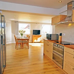 https://rugby-field-cottage-whitby-with-off-street-parking.yorkshirehotels.net